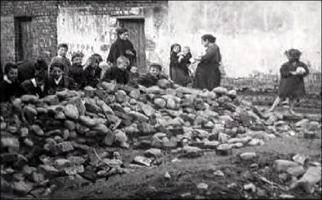 Belfast rioters gather ammunition in the 1920s