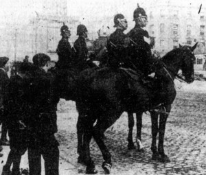 Mounted police patrol Ringsend in Dublin city in 1913. (Picture courtesy of Come Here to Me website)