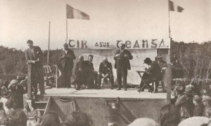 A Fianna Fail rally in the 1930s, the banner reads 'Tir agus Teanga' (Land and language). Courtesy of Irish History Links website. 
