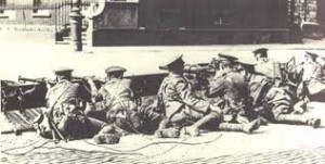 British troops with Lee Enfield rifles and a Lewis gun in Dublin in 1916.