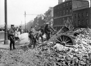 HL 5241 Britse soldaten doorzoeken puinhopen van het door opstandelingen in brand gestoken Kavanagh Public House in Bridge Street bij de Paasopstand in Ierland 1916.