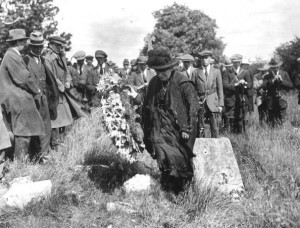 Margaret Pearse lays a wreath at her sons Patrick and Willie's grave at Arbour Hill. (Courtesy Irish Volunteers website)