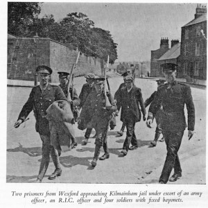 British troops escort prisoners in Dublin, 1916.