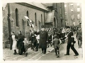 Civilians being evacuated from the fighting at Gardiner Street, July 1922.